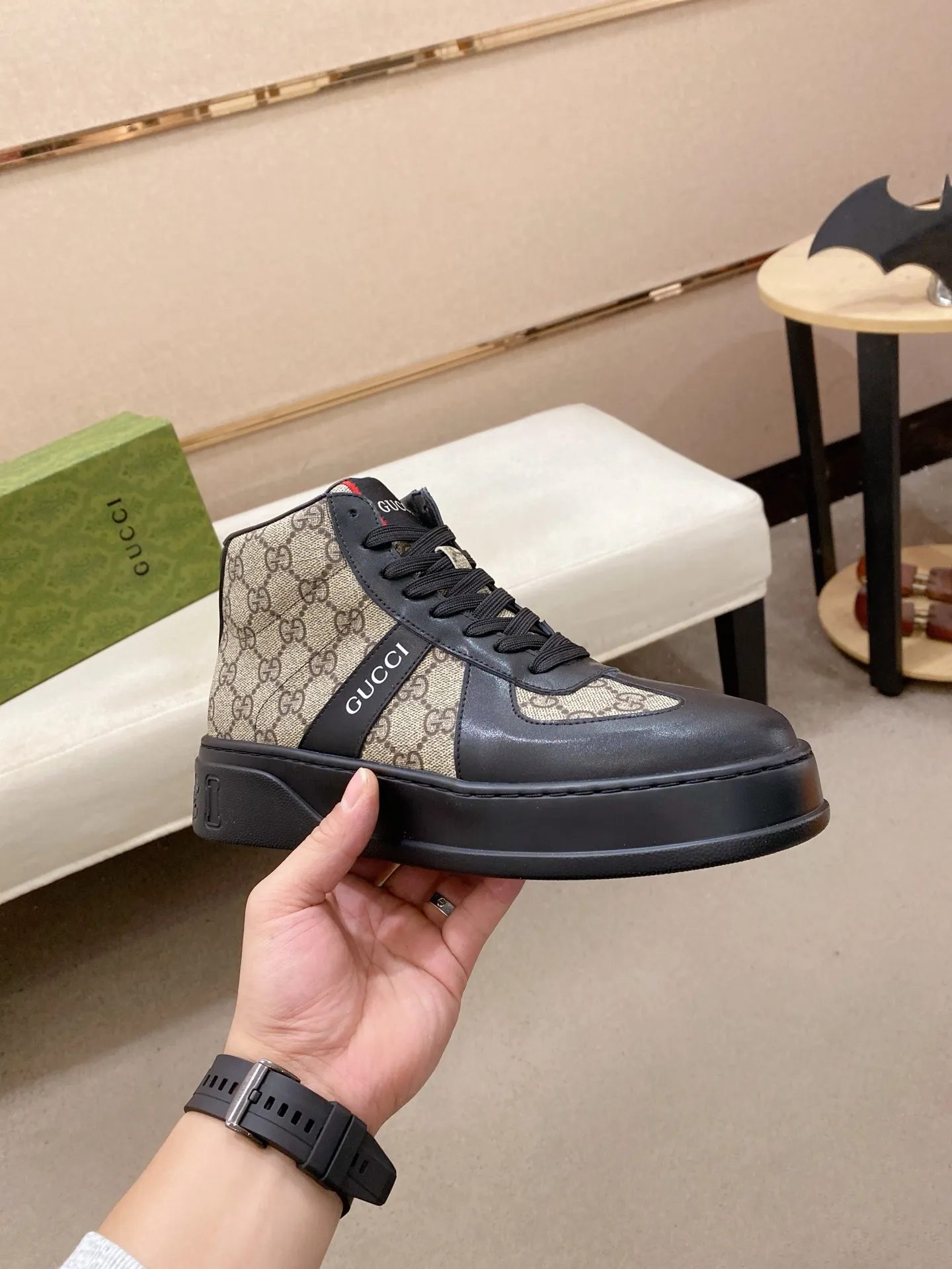 Factory price: 442💰 (GUCCI) The latest model from the official website🎁🎁Casual and fashionable men's shoes👟, hot style💥The style is simple and elegant, exclusive for trendy men. Unique official website's latest brand elements👑original Gucci decoration, fashionable and generous, the fabric is original cowhide ✅sheepskin lining, the official website specifies wear-resistant casual outsole, the classic model is taken in kind at the counter🎬38-44 (can be customized for 45 non-refundable)